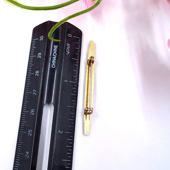 Minimalist and Elegant Vintage Engraved Bar Brooch - Picture 4 of 4